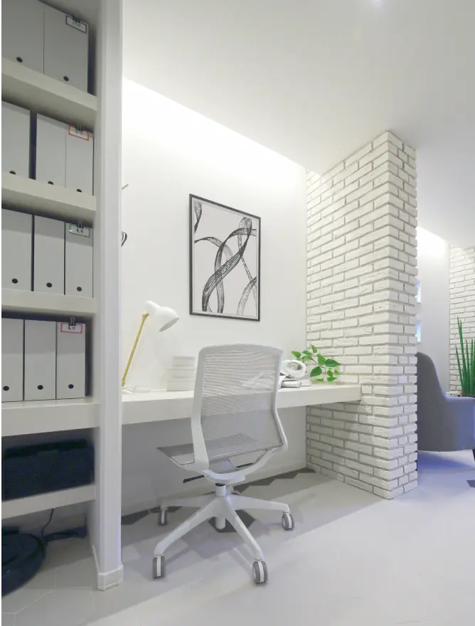 整頓された書類収納がある書斎