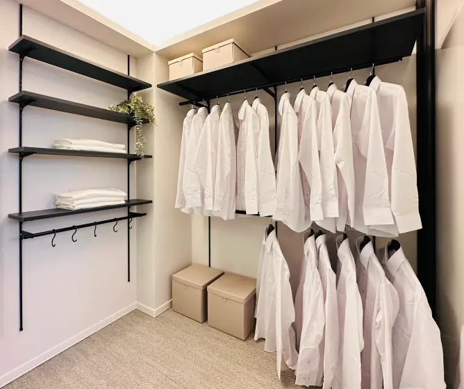 L型に棚のあるウォークインクローゼット