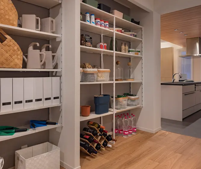 キッチン近くの裏動線上にあるパントリー