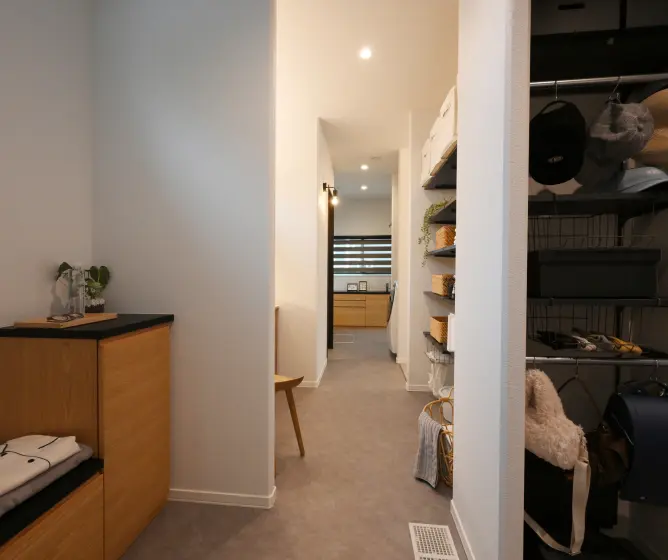 ランドリールームに隣接したファミリークローゼット