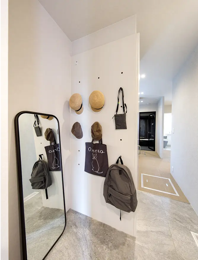 玄関横のカバン収納コーナー