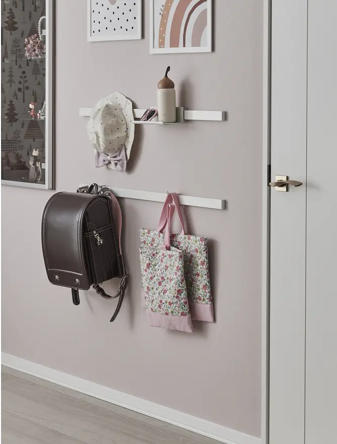 ランドセルや手提げを壁掛け収納を用いて収納