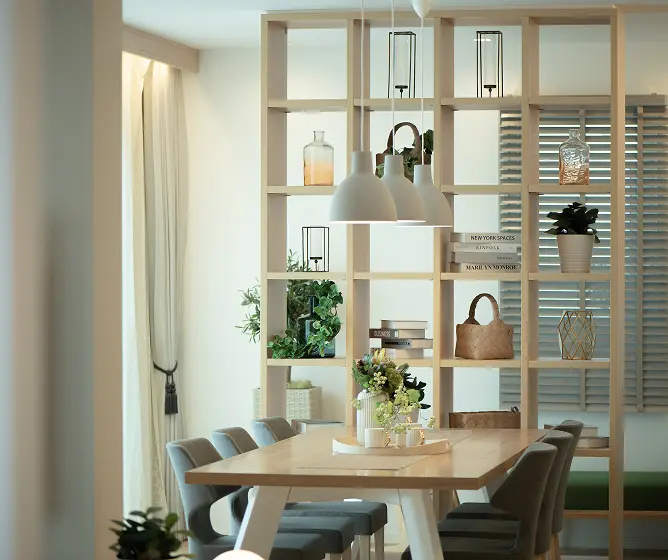 収納棚が間仕切り替わりとなったダイニングとヌック