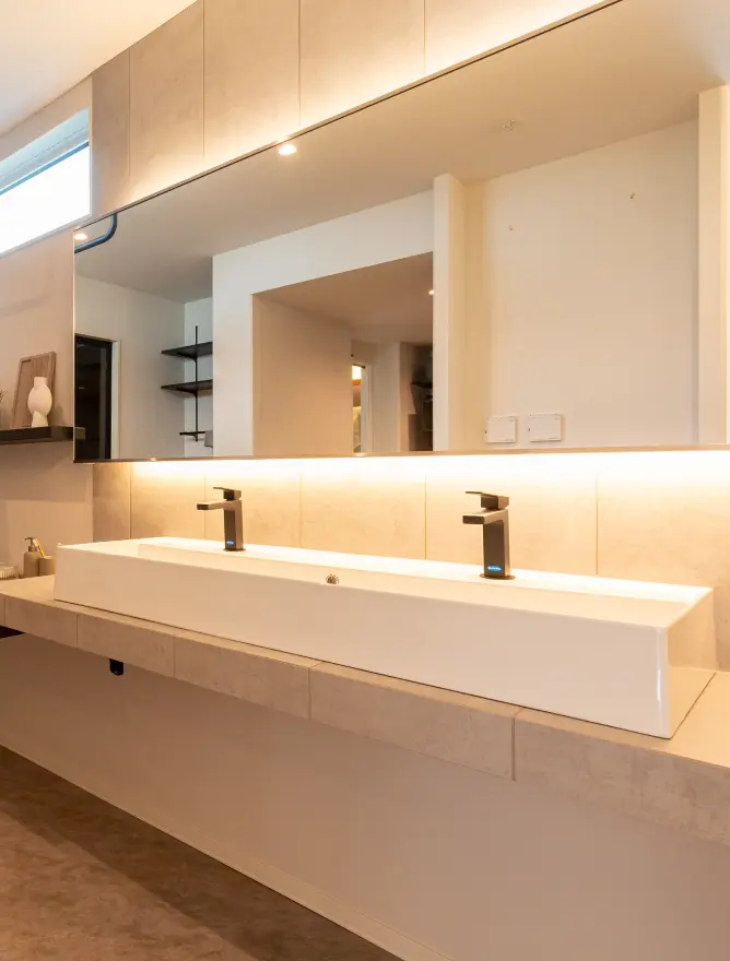 大きな鏡と大きな洗面ボウルを組み合わせた洗面台