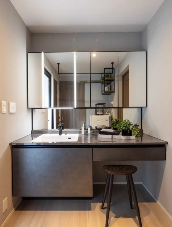 着座スペースのある洗面台