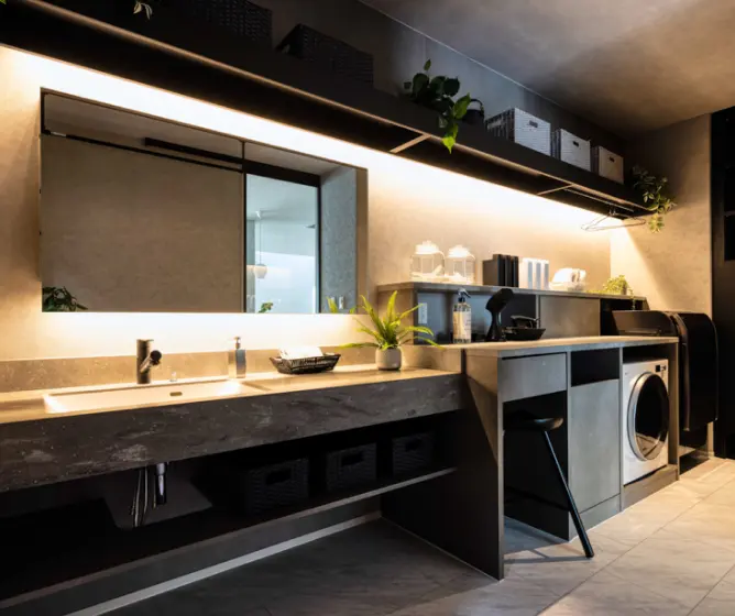 洗濯機・乾燥機・カウンター・洗面台が横並びになった洗面・ランドリー