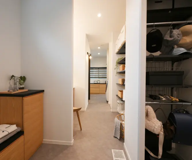 回遊動線が裏動線として機能している住まい