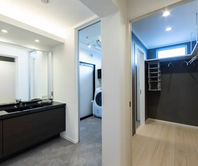 ランドリールーム・洗面に隣接したファミリークローゼット