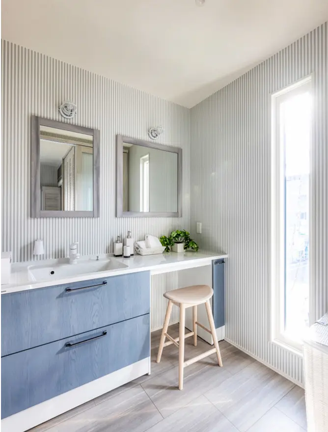 光が差し込む明るい洗面室