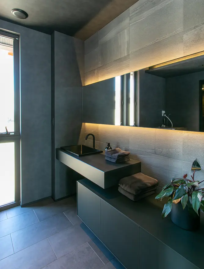 グレートーンのスタイリッシュな洗面台