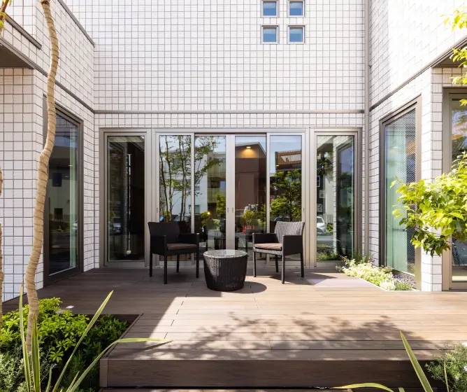 ガーデンチェアを置いた中庭テラス