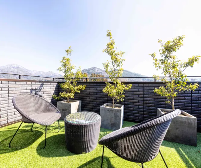 遠方に山が見える屋上バルコニー