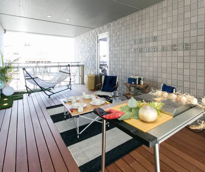 テーブルと食材を広げた屋根付きバルコニー