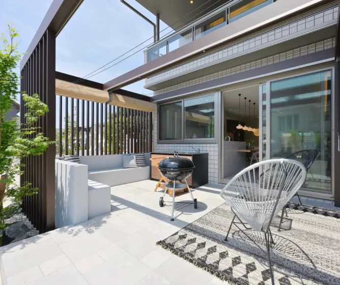 バーベキューセットを置いたタイルテラス