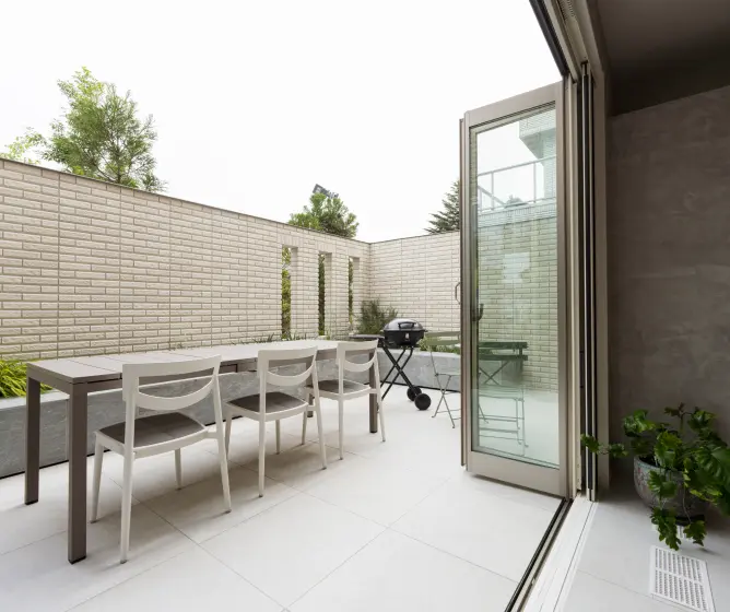 ハイウォールで囲われたバーベキュースペース