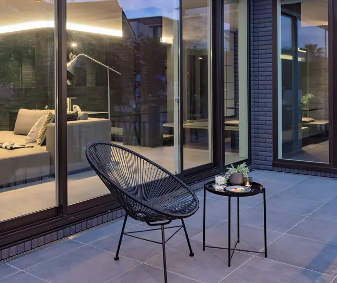 ガーデンチェアを置いたリビングの外のテラス