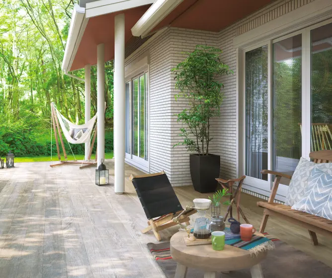 ベンチやテーブルを置いた軒下空間