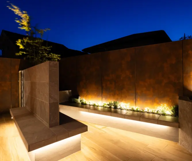 ライトアップされた夜のテラスとベンチ