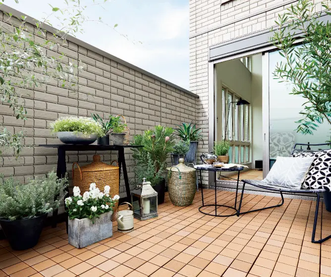 ハイウォール型の植栽をたくさん置いたバルコニー