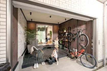 グランキャビンでしゃぼん玉や遊具で遊ぶ子どもたち​