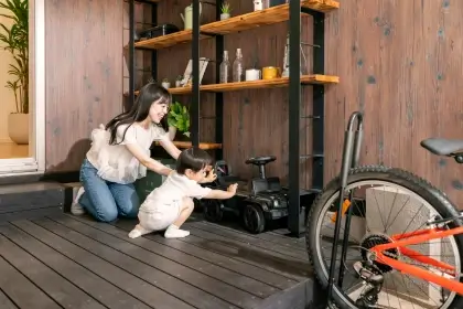 グランキャビンで遊具で遊ぶ子どもを見守る母親​