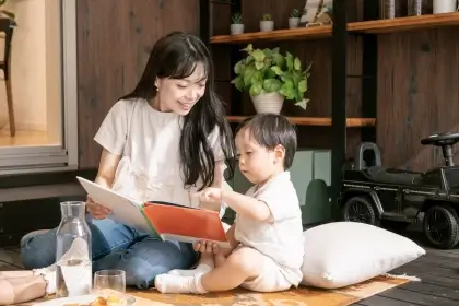 グランキャビンで読み聞かせをする親子​