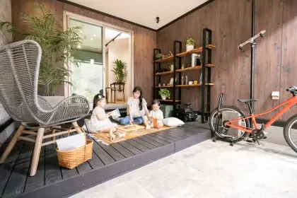 グランキャビンで昼食をとる3人家族​