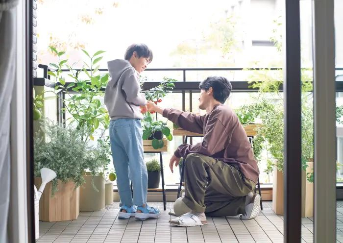 植物の世話をする親子