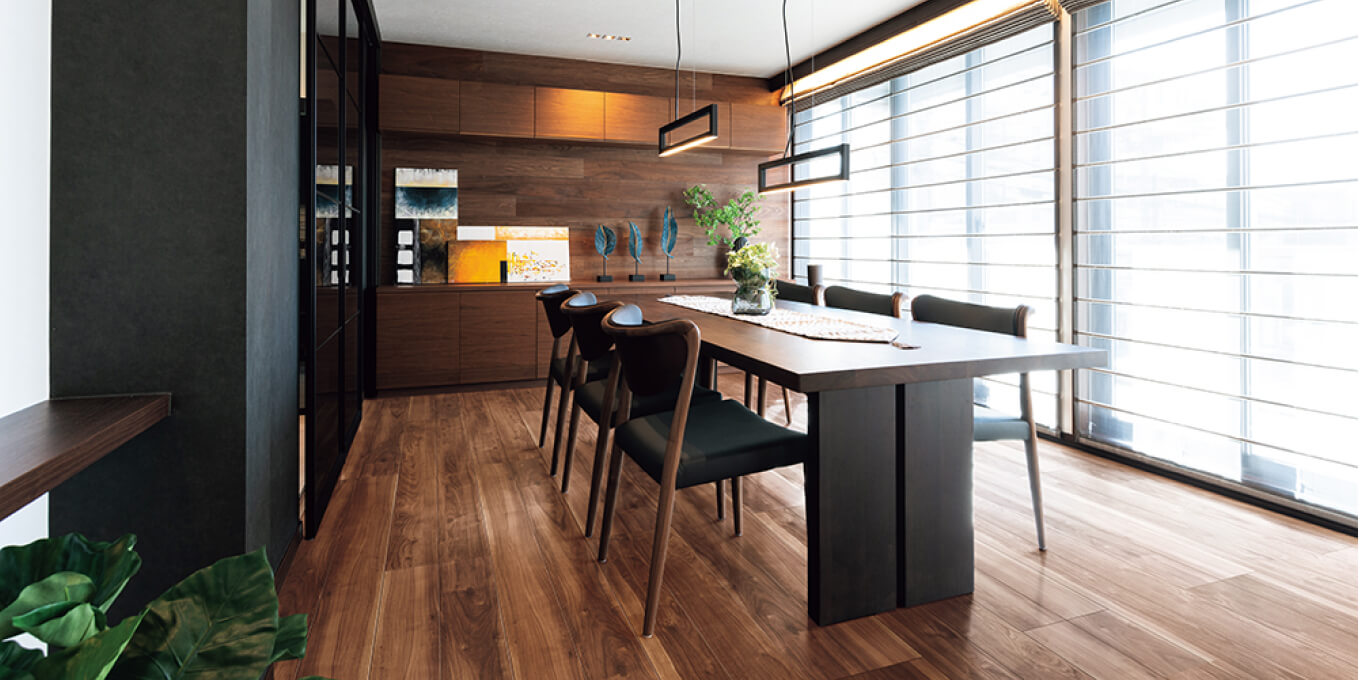 オーセンティックモダンのスタイルに合う重厚感を纏うクラシックな雰囲気の部屋