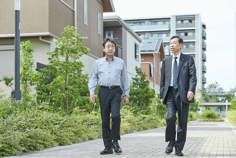 タウン内を歩く有原氏と渡辺氏