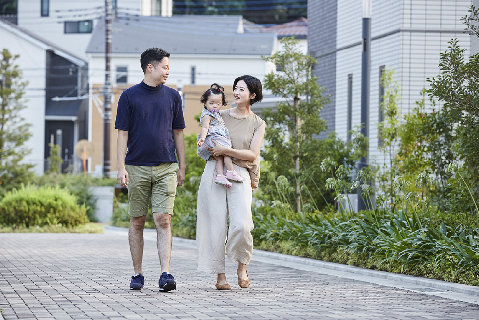 街の中には防犯カメラもあって安心と話すご夫婦