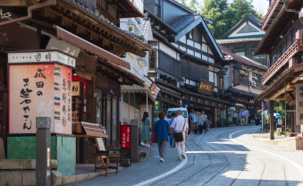 成田山 表参道の往時を偲ばせる、味わい深い街並み。