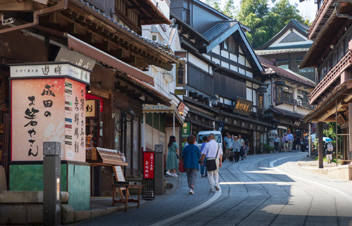 成田山 表参道の往時を偲ばせる、味わい深い街並み。