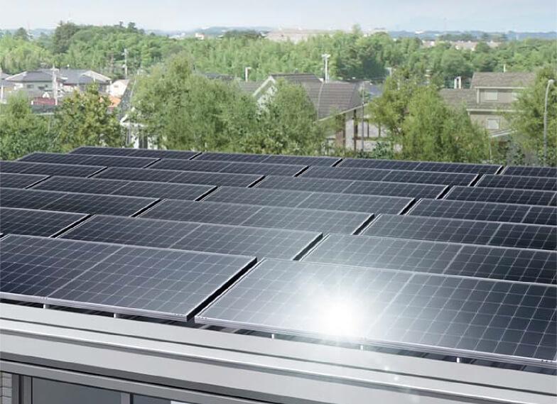 屋根にはソーラーパネルを設置。太陽の光を受けて発電し、創った電力を暮らしのエネルギーとして活用する「太陽光発電システム」（同仕様）