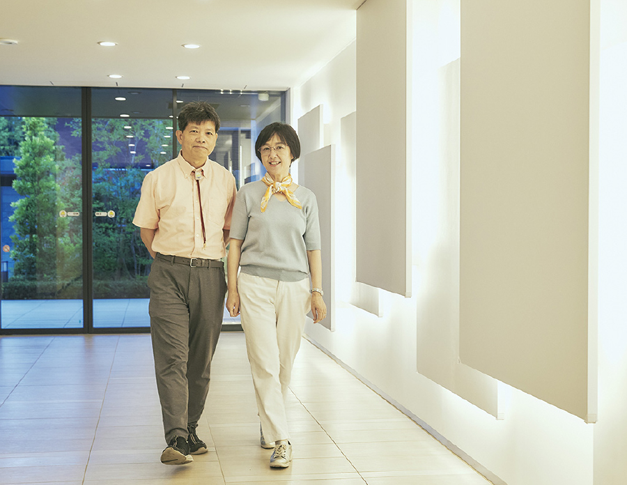 仲睦まじいLさん夫婦（エントランスホール）