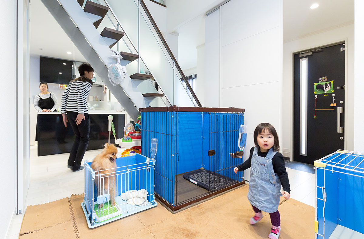 リビング内階段を中心に、わんちゃん専用ルーム・LDK・玄関ホールが回遊できます。