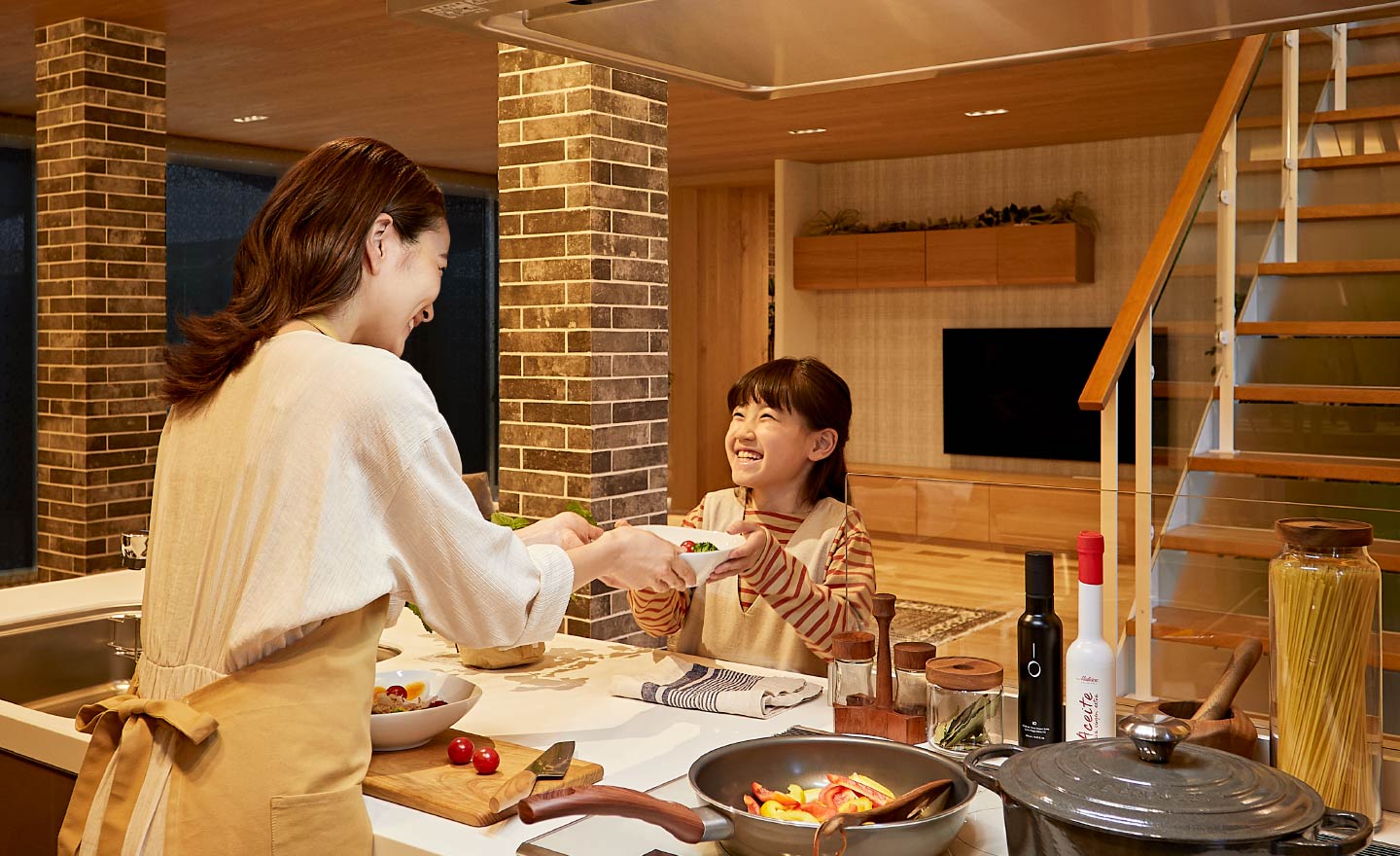 キッチンで料理をする母と娘