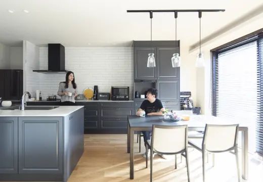 採光たっぷりなリビングで夫婦が談笑する様子