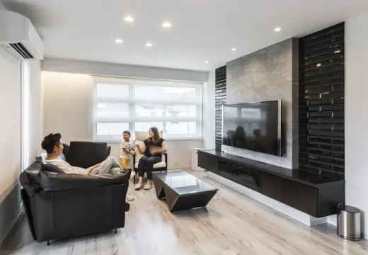 白を基調としたリビングで家族が談笑する様子