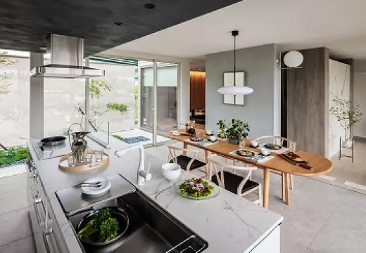 白を基調としたアイランドキッチンのあるダイニング