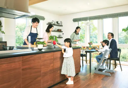 ダイニングで料理の準備をする子世帯と親世帯の様子