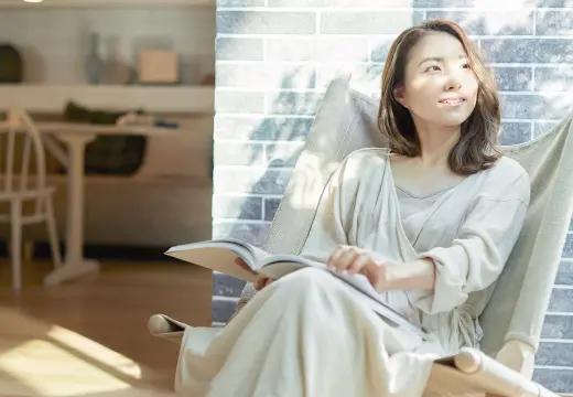 女性がテラスでひとり時間を過ごす様子