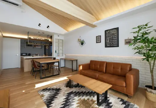 木を基調とした温かみのあるダイニングとリビング